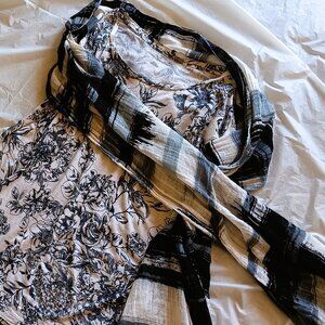 BLK & WHITE TOMMY HILFIGER T-SHIRT, SM & COORDINATED BLK & WHITE FASHION SCARF